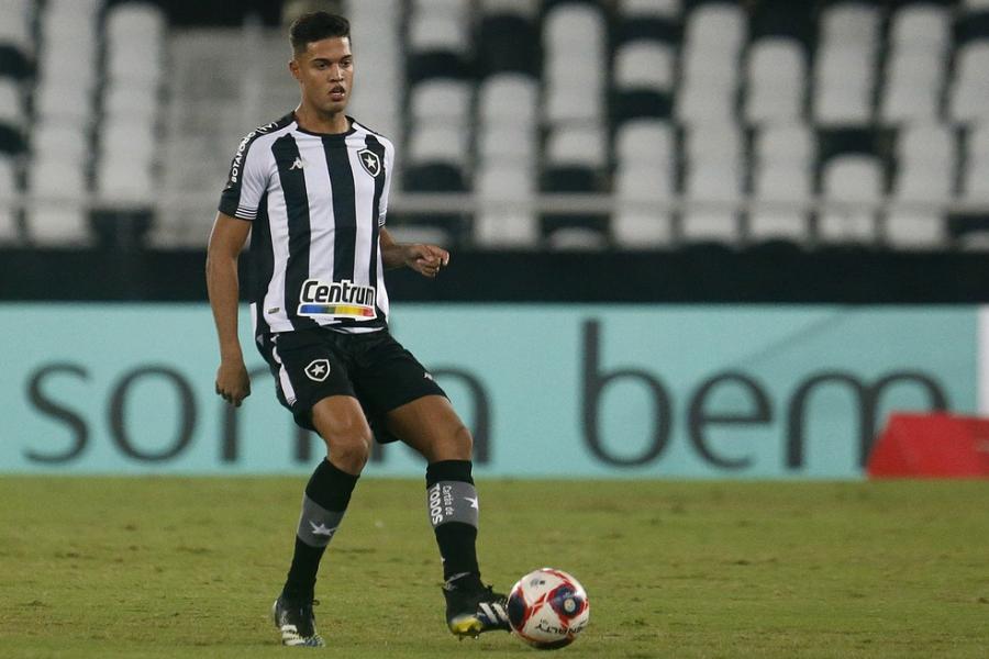 Botafogo negocia ida de uma de suas joias de 19 anos ao Brugge, por valores astronômicos